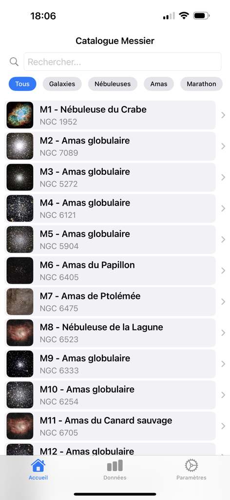 CatalogueMessier - Interfaz de la aplicación móvil que muestra una lista de objetos de cielo profundo como la Nebulosa del Cangrejo y cúmulos globulares con sus números Messier y NGC