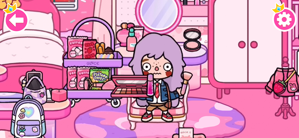 Eine Cartoon-Figur mit lila Haaren hält eine Make-up-Palette in einem pink dekorierten Schlafzimmer mit einem Snackwagen