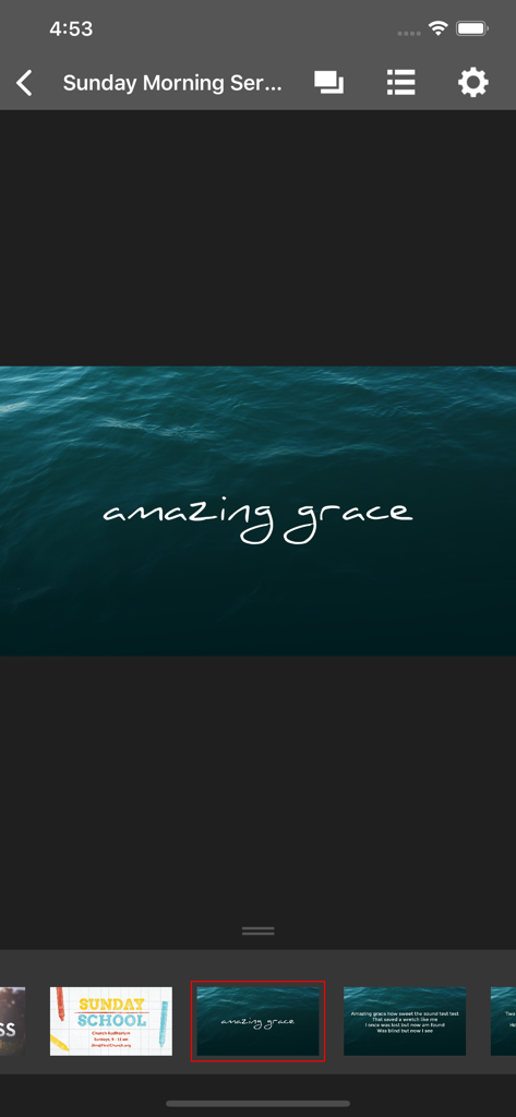 Proclaim Remote - La aplicación Proclaim Remote mostrando una diapositiva de letras de la canción Amazing Grace sobre un fondo de agua.