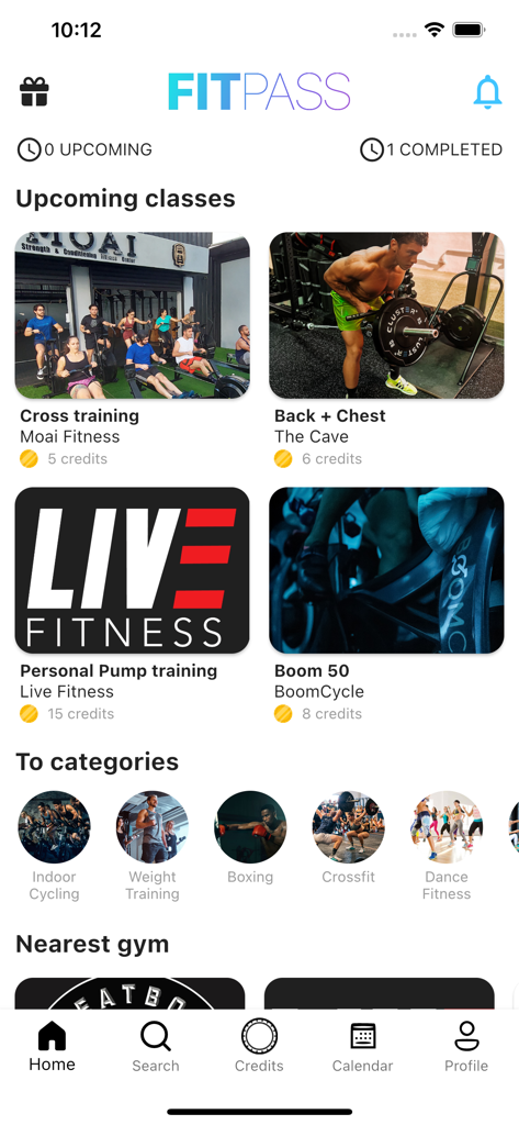 Pantalla de inicio de la app móvil Fitpass DO mostrando próximas clases de fitness boutique y categorías de entrenamiento.