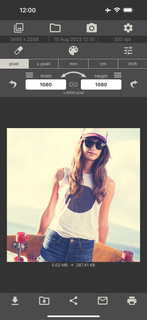 Interfaccia dell'app Dimensioni Immagine che mostra una foto in fase di ridimensionamento a 1080 per 1080 pixel.