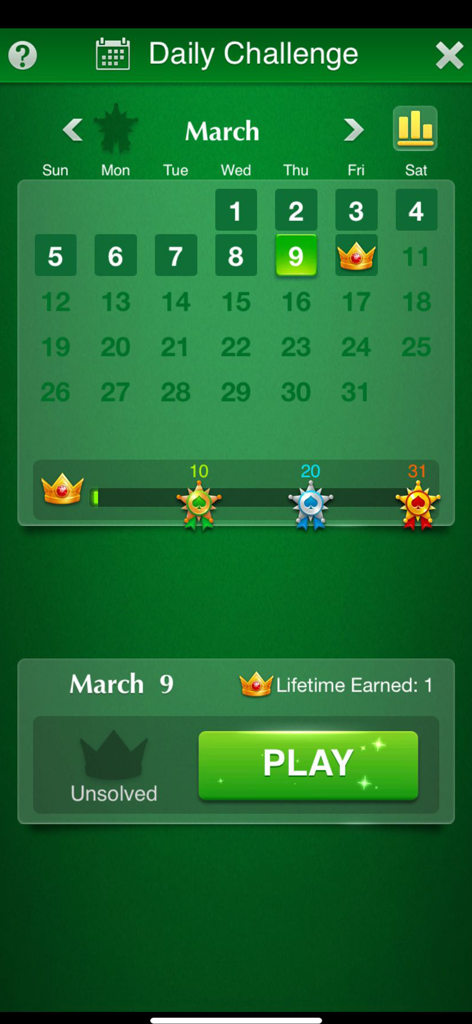 Pantalla de desafío diario de Solitario que muestra el calendario de marzo y el progreso de las recompensas