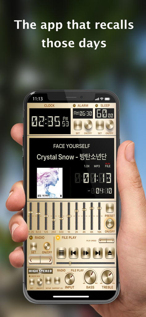 HighStereo - MP3 Music Player - Un teléfono inteligente que muestra la aplicación del reproductor de MP3 HighStereo con una interfaz esquelomórfica retro y un ecualizador multibanda.