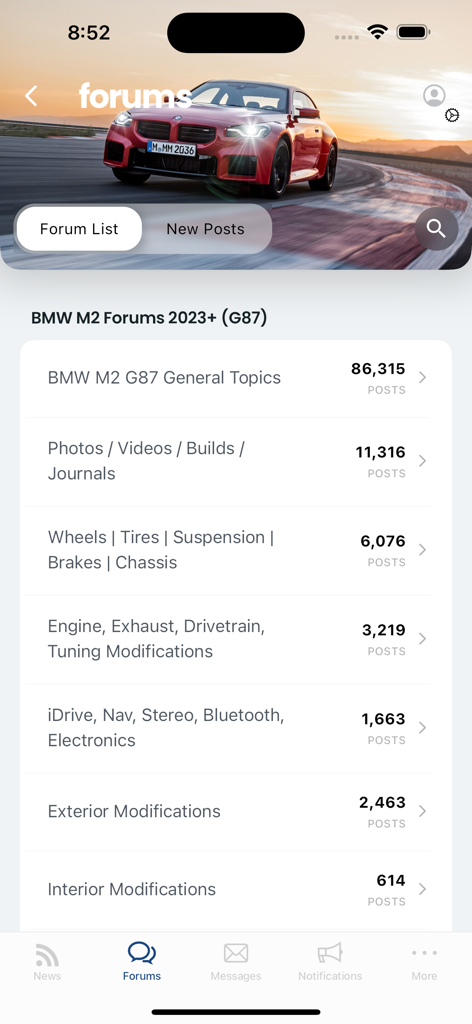 Pantalla del foro de la aplicación Bimmerpost mostrando categorías técnicas y de modificación de BMW M2 G87