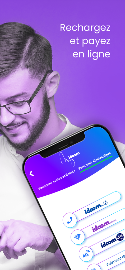 My Idoom - Une personne utilisant l'application mobile My Idoom pour payer des factures et recharger des services Internet en ligne