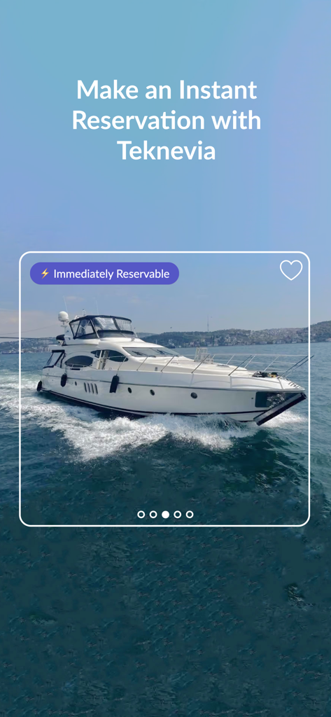 Teknevia - Boat&Yacht Rentals - 白い高級ヨットが水上をクルージングしており、即時予約のテキストが表示されています
