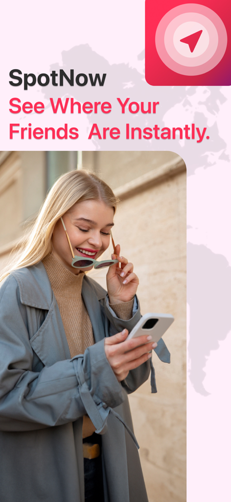 Una joven sonriente usando la aplicación SpotNow en su smartphone para rastrear la ubicación de sus amigos al instante.