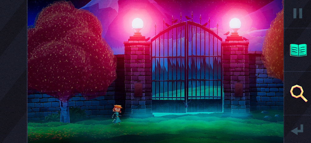 Jenny LeClue está em frente a grandes portões de ferro com candeeiros cor-de-rosa brilhantes à noite.