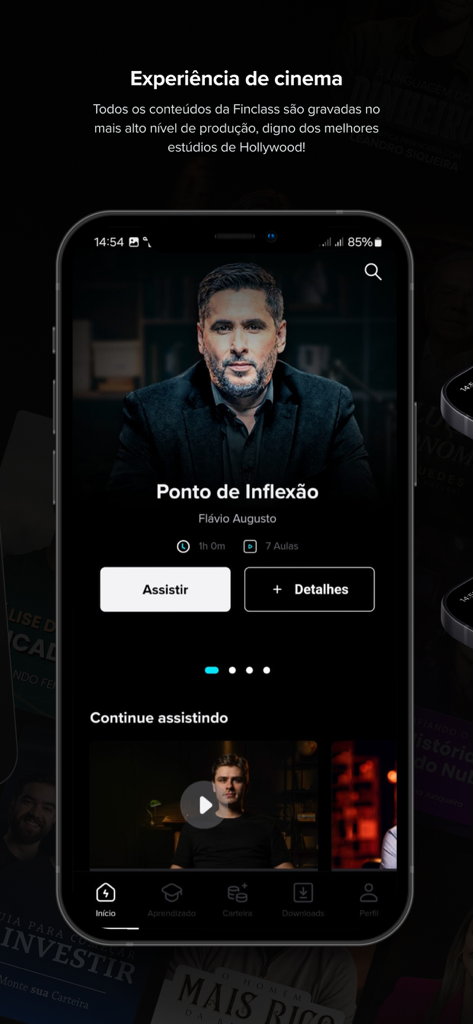 Finclass - Aprenda a Investir - Finclassモバイルアプリのインターフェース。クリスティーナ・ジュンケイラがNubankの歴史について語る、映画のような金融教育マスタークラスを表示しています。