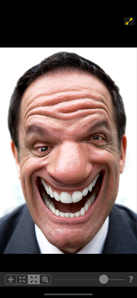 Il viso di un uomo distorto con un naso grande e un sorriso largo in un'app di fotoritocco
