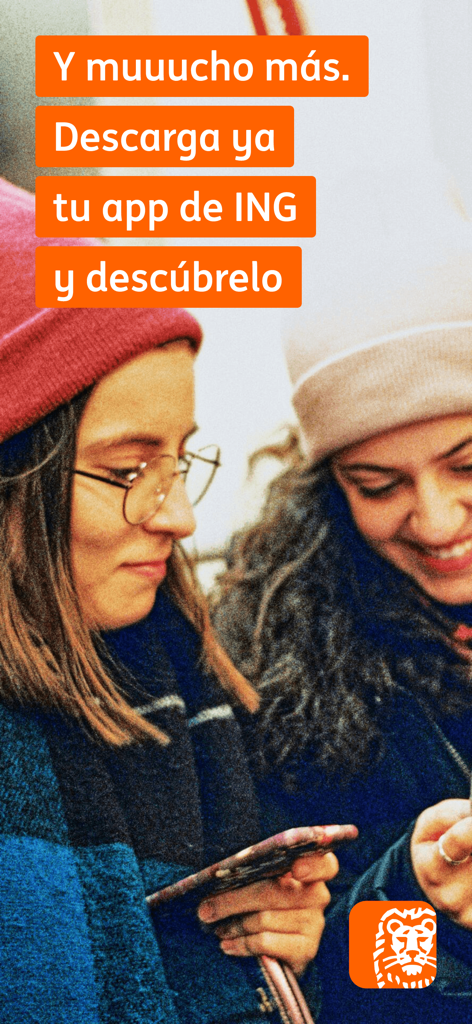 Duas mulheres jovens sorrindo e olhando para o aplicativo de banco móvel ING em um smartphone