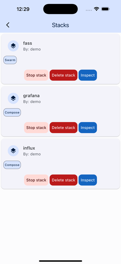 Portainer - Interface móvel do aplicativo Kontainer exibindo uma lista de stacks Docker com opções de gerenciamento como parar excluir e inspecionar
