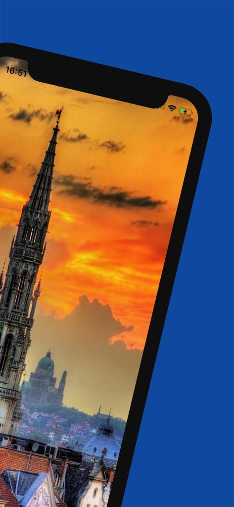 Brussels Travel Guide . - 역사적인 브뤼셀 건축물과 높은 고딕 양식 첨탑 위로 보이는 멋진 해 질 녘 풍경