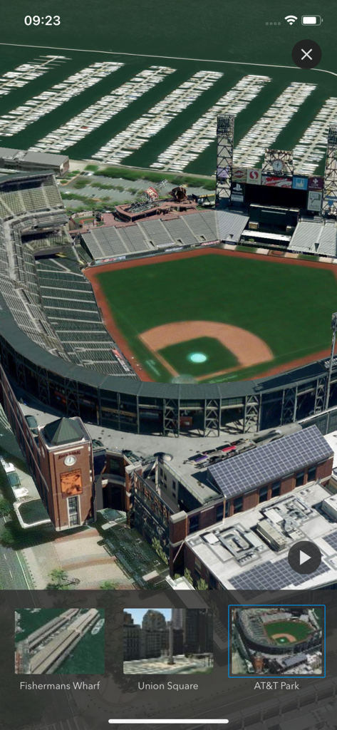 Una vista aerea 3D dettagliata dello stadio AT&T Park nell'interfaccia dell'applicazione mobile ArcGIS Earth.