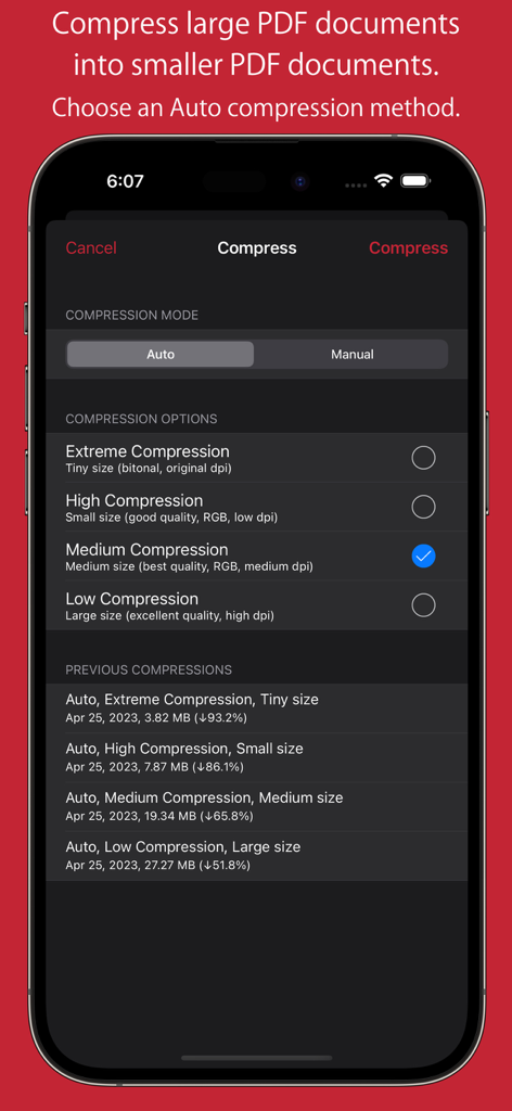 iPhoneにPDFOptimアプリのインターフェースが表示され、自動圧縮オプションと以前の圧縮結果が表示されています。