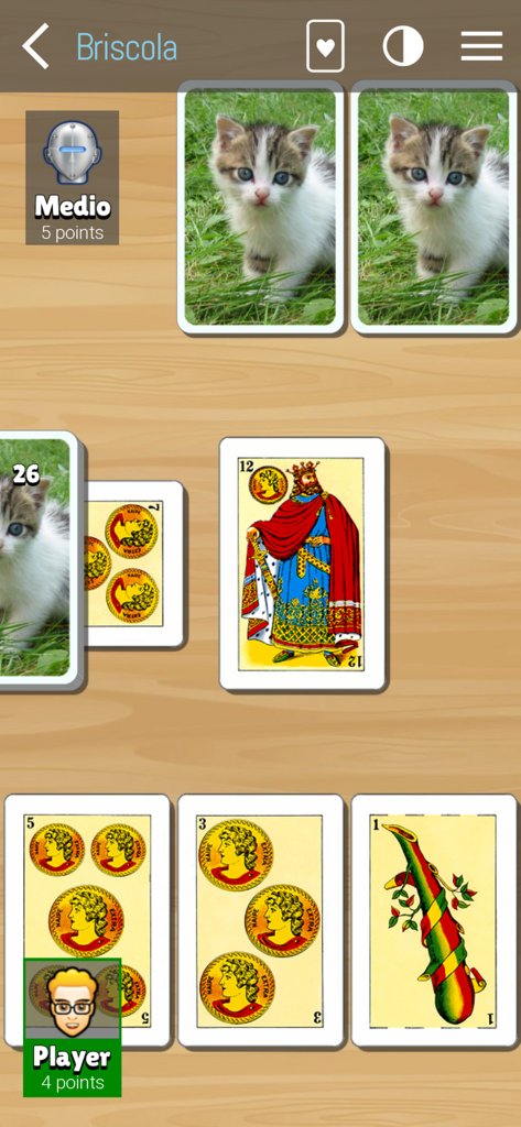 Briscola - La Brisca - Juego de cartas móvil Briscola La Brisca usando una baraja española con dorsos de cartas temáticos de gatitos sobre una interfaz de mesa de madera