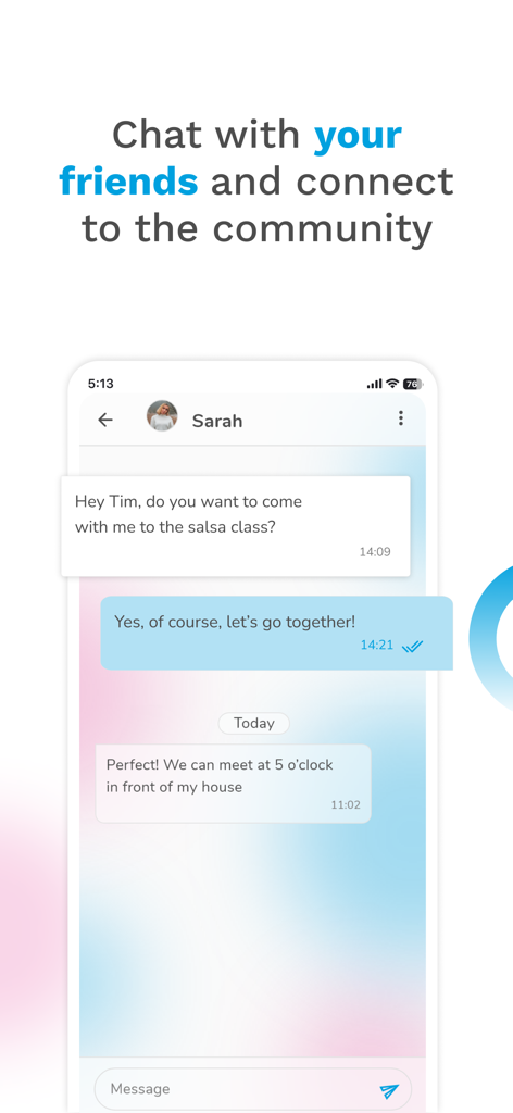 Una schermata di chat di un'app mobile che mostra una conversazione tra amici riguardo alla partecipazione a un corso di salsa.