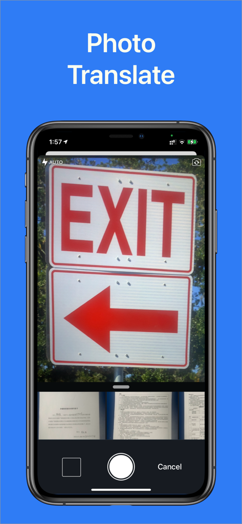 Interfaccia dell'app Photo Translator che mostra la vista della fotocamera che cattura un segnale di USCITA con una freccia rossa