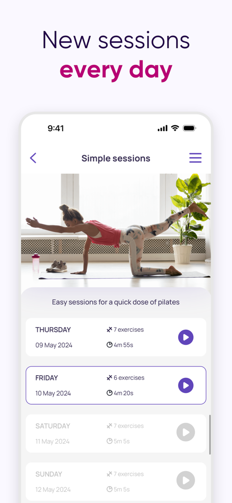 5 Minute Pilates Workout - Interfaz de la aplicación 5 Minute Pilates Workout que muestra una lista de sesiones diarias programadas de menos de cinco minutos con una mujer demostrando una pose.