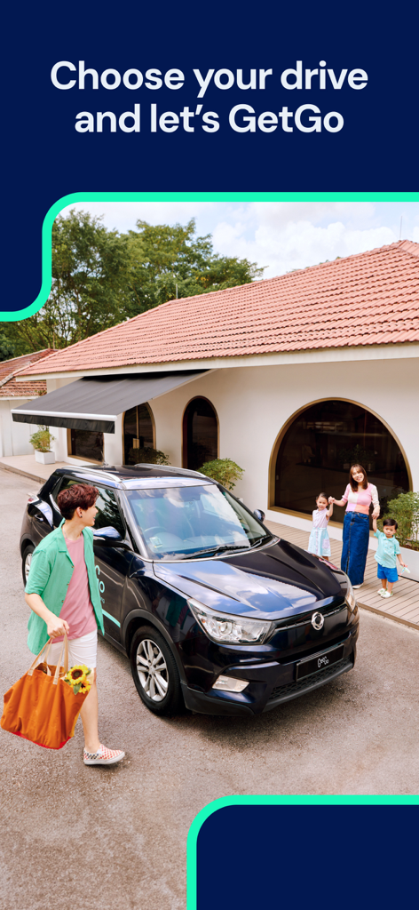 GetGo Carsharing - Ein Mann mit einer Einkaufstasche geht auf ein GetGo-Auto zu, während eine Familie bei einem Haus steht.