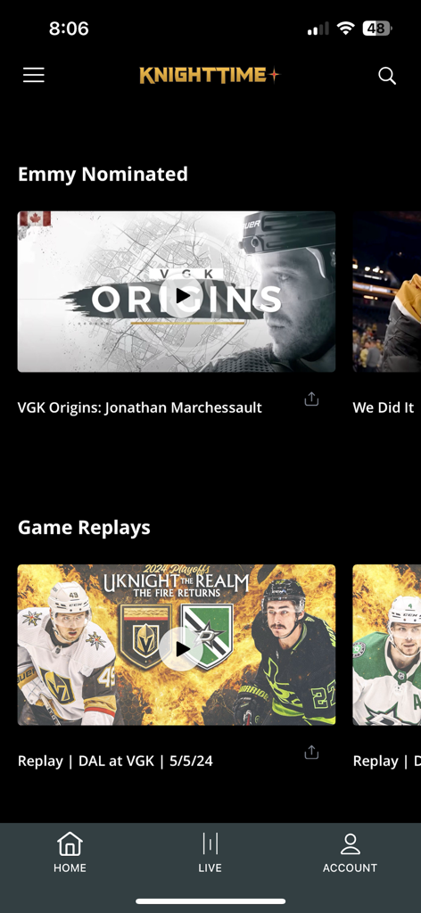 나이트타임 플러스 앱의 홈 화면에 에미 후보작 콘텐츠 및 라스베가스 골든 나이츠 경기 다시 보기 섹션이 표시됩니다.