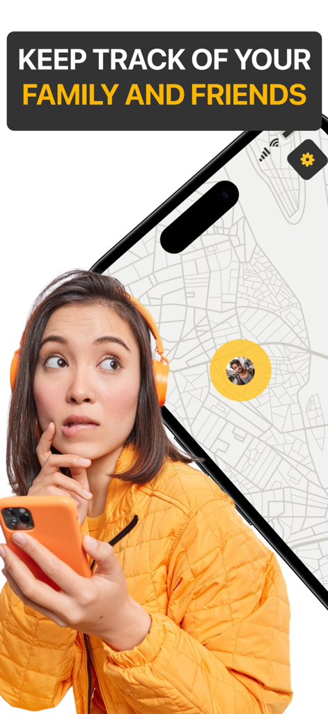 Una mujer sosteniendo un teléfono inteligente con un mapa de fondo que muestra la ubicación en tiempo real de un miembro de la familia.