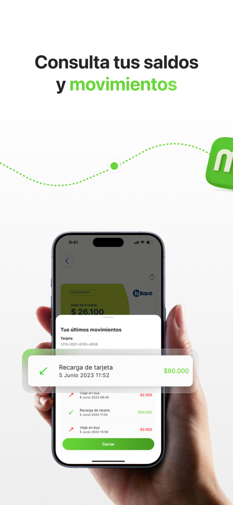 maasアプリの取引履歴とボゴタ公共交通機関の交通カード残高を表示するスマートフォンを持つ手