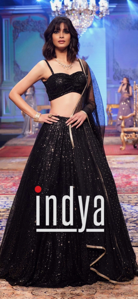 Indya Women Indian Wear Online - Indyaファッションアプリのスタイリッシュな黒のスパンコールのレヘンガを着た女性