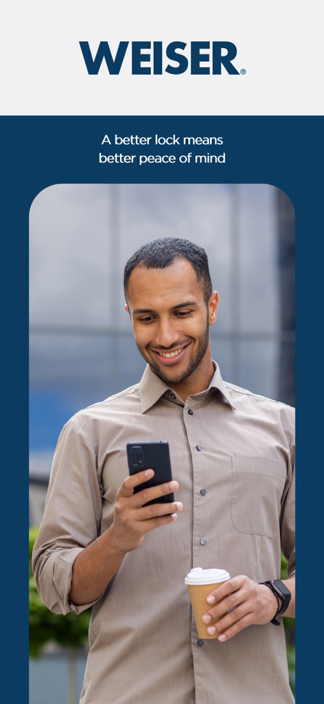 Un homme souriant utilisant l'application Weiser sur son smartphone tout en tenant une tasse de café
