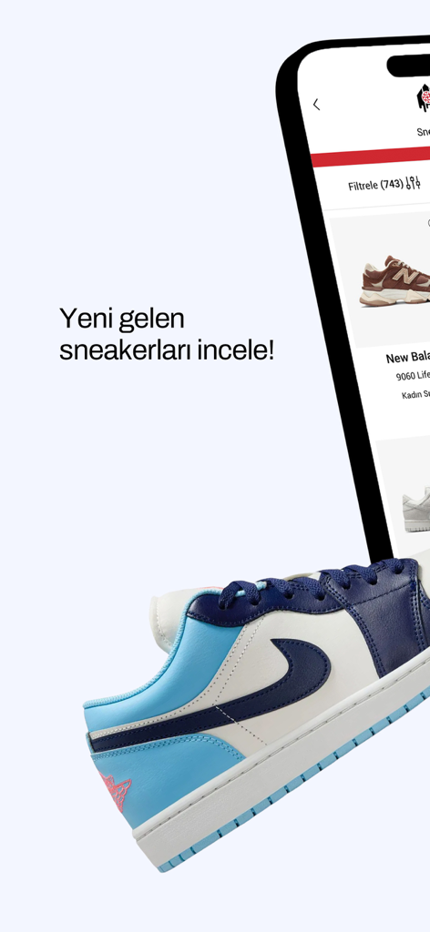 House of SuperStep - 신상품이 표시되는 House of SuperStep 쇼핑 앱을 보여주는 스마트폰 화면, 파란색과 흰색 스니커즈가 특징입니다.