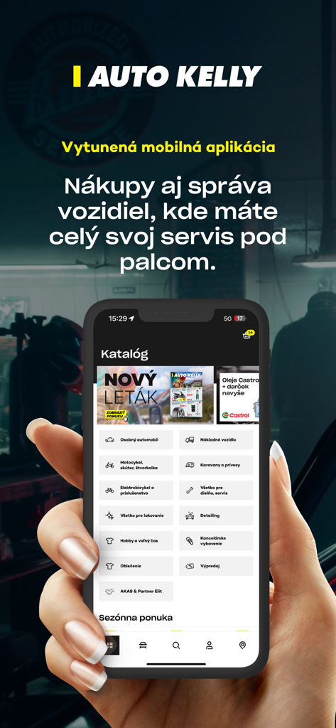 Mão segurando um smartphone mostrando o aplicativo Auto Kelly SK com categorias automotivas e de ciclismo