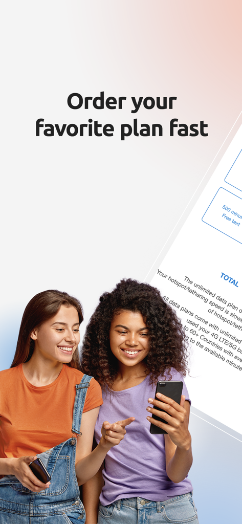 Dos mujeres jóvenes sonriendo y mirando un teléfono para pedir un plan móvil en la aplicación My Tello