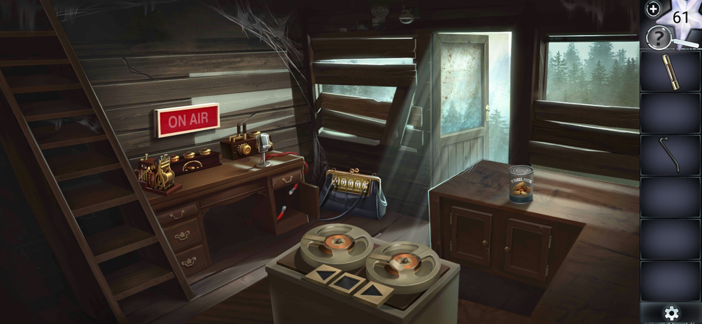 Uma sala ilustrada à mão em um jogo de mistério com equipamentos de rádio antigos e objetos escondidos.