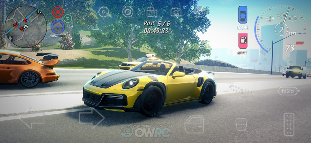OWRC: Open World Racing Cars - Coche deportivo descapotable amarillo compitiendo en un entorno callejero con un minimapa y velocímetro HUD