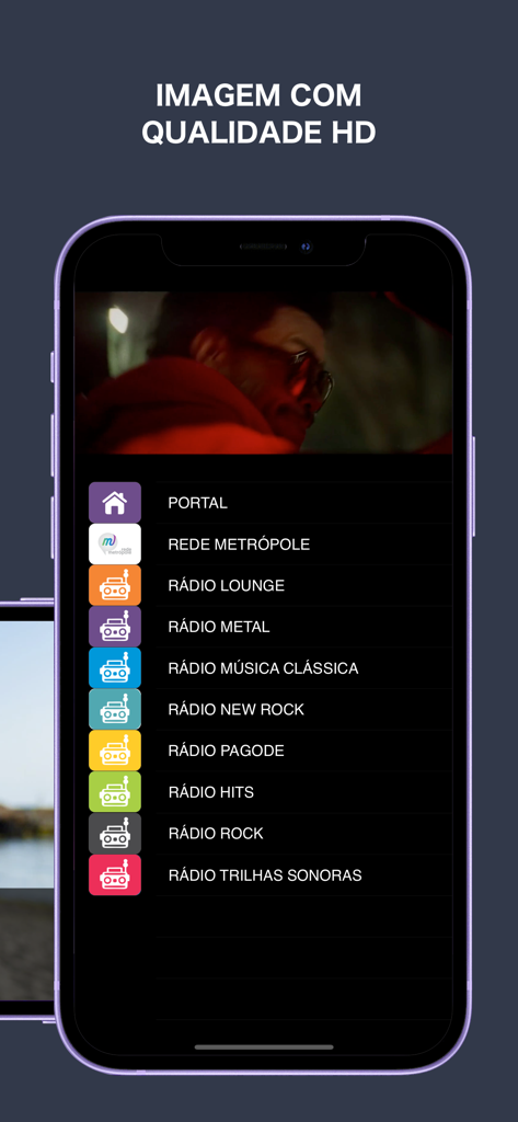 Interfaz de la aplicación móvil IQ TV mostrando un reproductor de video y una lista de estaciones de radio en portugués