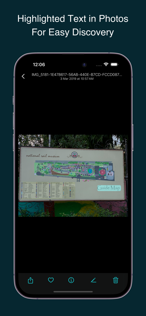 Photos Search by Fluntro - Captura de pantalla de iPhone que muestra la aplicación Photos Search resaltando las palabras "Mapa de la Guía" en una foto de un mapa de museo para facilitar su descubrimiento.