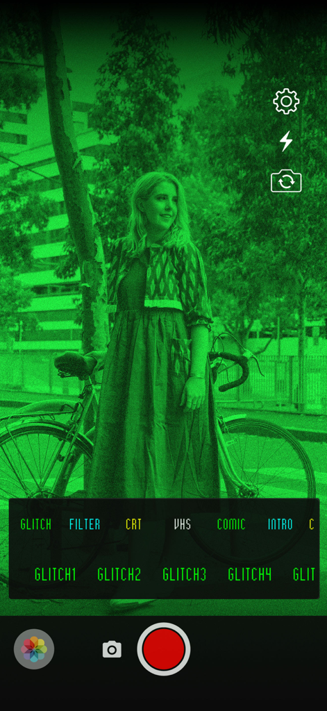 Glitchshop - Glitch Aesthetic - Une femme avec un vélo vue à travers un filtre glitch de vision nocturne verte dans l'interface de l'application Glitchshop