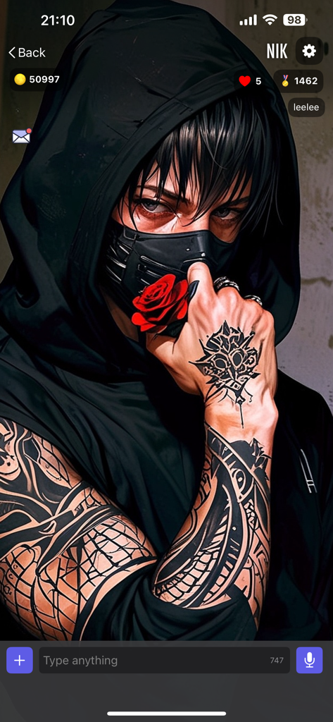 Jupi AI Chat Fantasy Roleplay - Interfaz de chat de IA en la aplicación Jupi con un misterioso personaje con capucha llamado Nik con tatuajes y una rosa roja