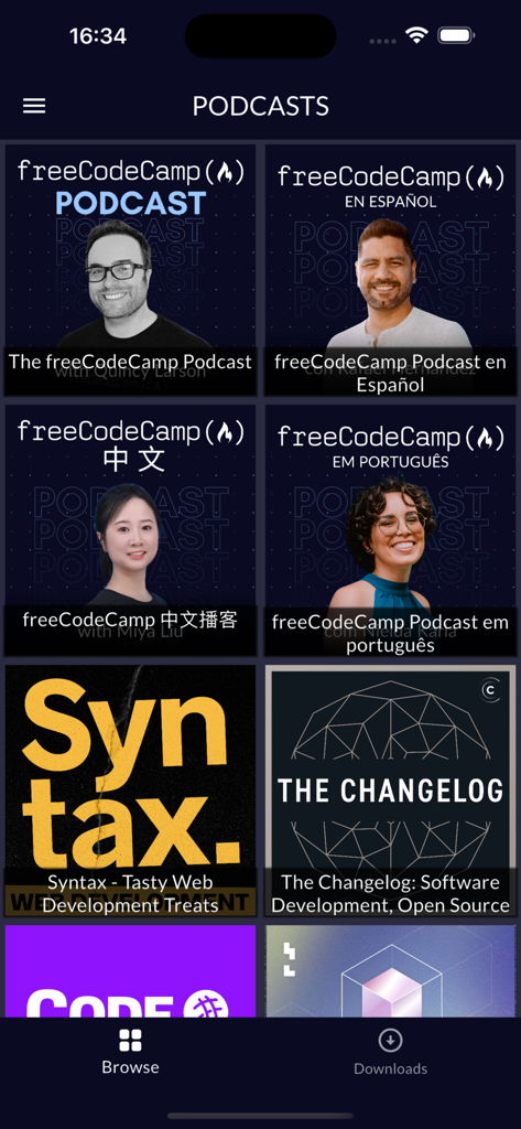 Eine Liste von Entwickler-Podcasts, die in der freeCodeCamp-App in mehreren Sprachen wie Englisch, Spanisch, Chinesisch und Portugiesisch verfügbar sind.