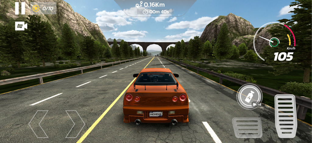 Traffic Car Racing Ultimate - Um carro esportivo laranja correndo em uma estrada aberta com montanhas e árvores ao fundo