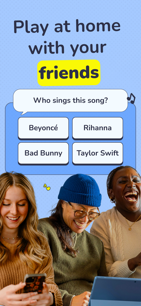 Mukiz - Guess the song - Trois jeunes amis riant tout en jouant ensemble au jeu de quiz musical Mukiz sur leurs appareils mobiles.
