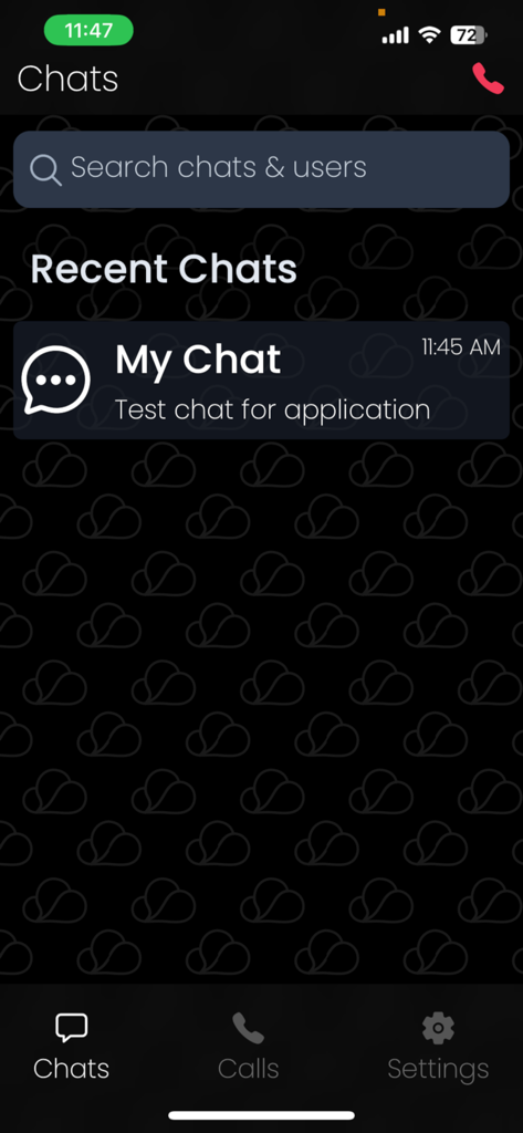 Interfaz de chat de la App OneOffice que muestra una lista de conversaciones recientes y una barra de búsqueda en modo oscuro.