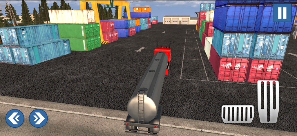 Un camión rojo arrastrando un cisterna plateado a través de un patio con contenedores de envío coloridos en un juego de simulación.
