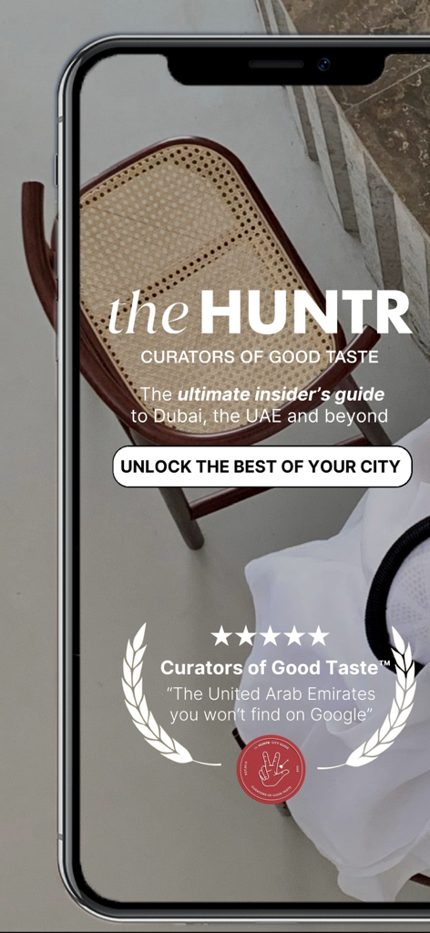 Pantalla de presentación de la aplicación The HUNTR City Guide con el eslogan de los curadores del buen gusto y la guía interna definitiva de Dubái