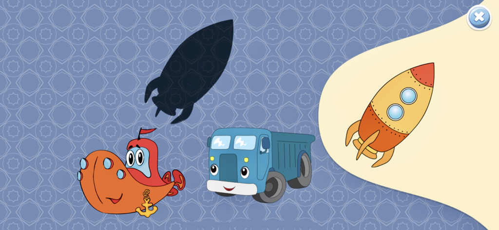 Schermata di un gioco educativo per bambini che mostra un'attività di abbinamento di forme di razzi con un sottomarino e un camion