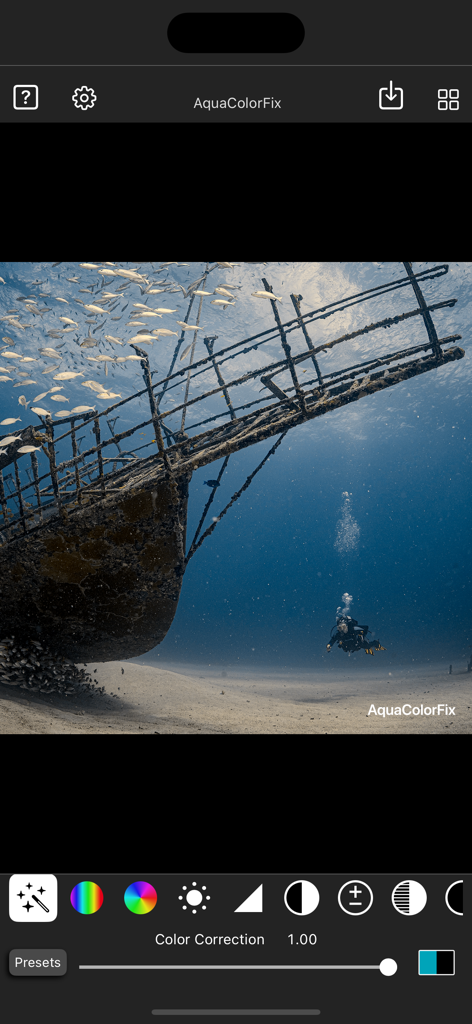 AquaColorFix App-Oberfläche, die ein Unterwasserwrackfoto zeigt, das mit Farbkorrekturwerkzeugen bearbeitet wird