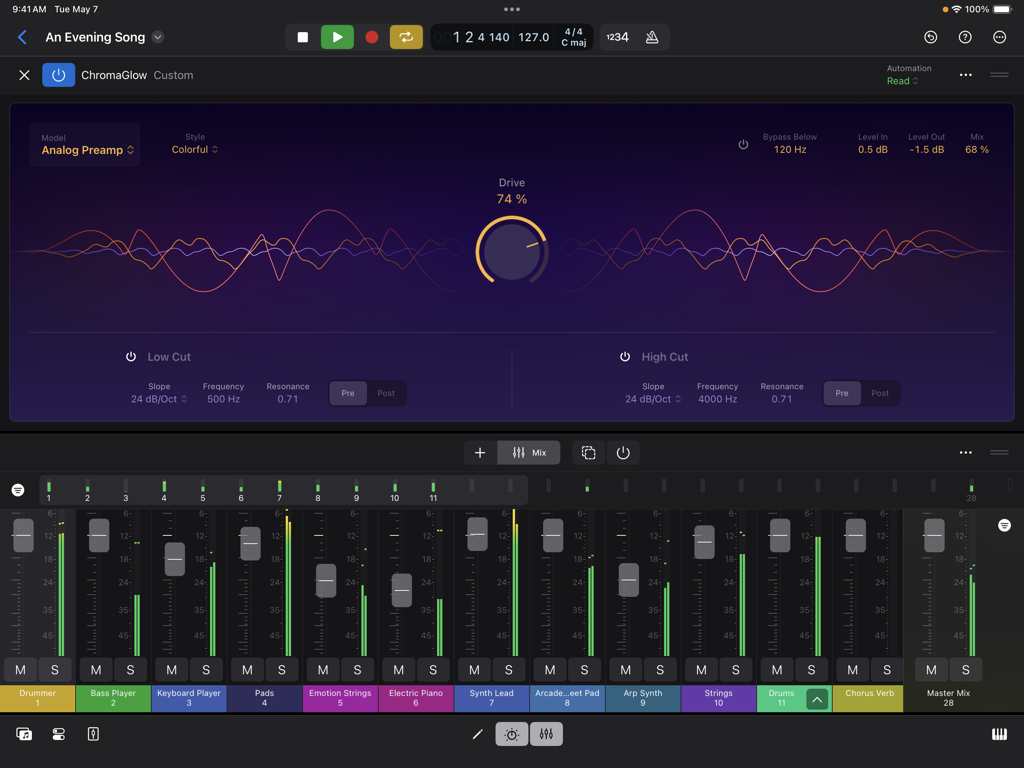Oberfläche des professionellen Audio-Mixers von Logic Pro für iPad und des ChromaGlow-Plugins.