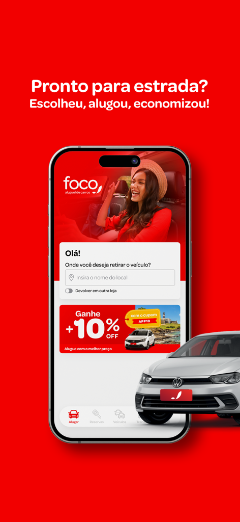 Smartphone exibindo a tela inicial do aplicativo de aluguel de carros Foco com uma barra de pesquisa e um banner de oferta de dez por cento de desconto