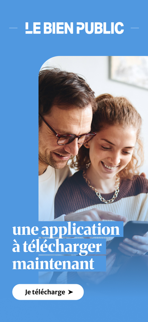 Le Bien Public - Côte d'Or - Un couple souriant regardant l'application mobile Le Bien Public sur un smartphone