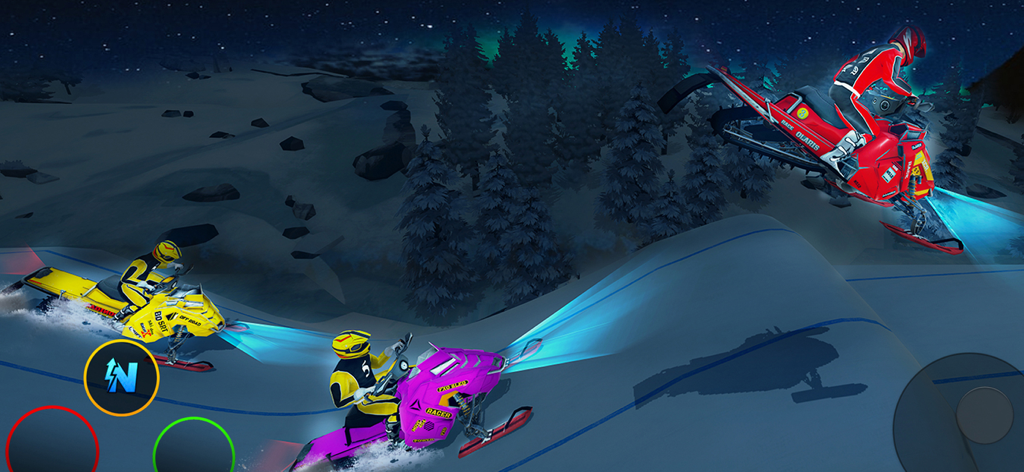 Snow Bike Racing Simulator ATV - Três motos de neve correndo em uma pista noturna com uma delas realizando uma manobra aérea.